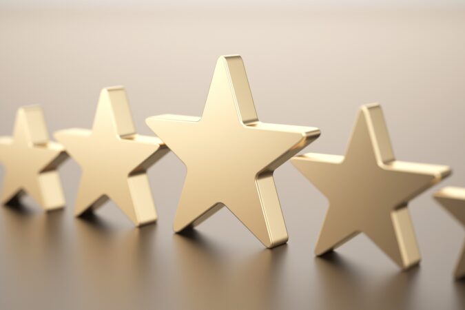 Zu sehen sind 5 goldene Sterne, die für 