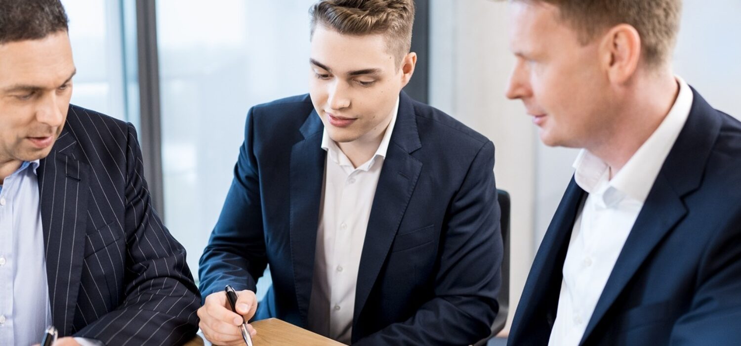 Junger Bewerber im Vorstellungsgespräch bei der apoAsset.