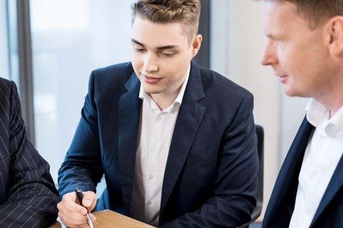 Junger Bewerber im Vorstellungsgespräch bei der apoAsset.